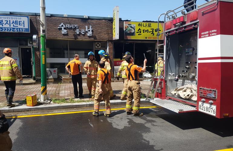 군산시 문화동 식당가 가스 과열로 화재 