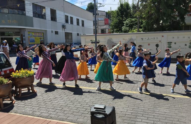 음악과 율동으로 시간여행축제 홍보