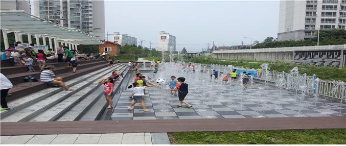 미제천 수경시설 운영 폭염 날린다