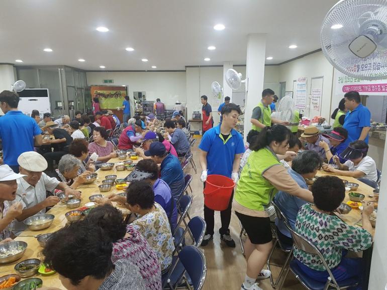 “따뜻한 마음 담긴 삼계탕 한 끼 드시고 가세요”