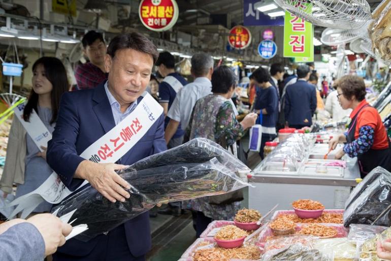 강임준 군산시장 수산물센터 찾아 장보기로 민심 챙겨