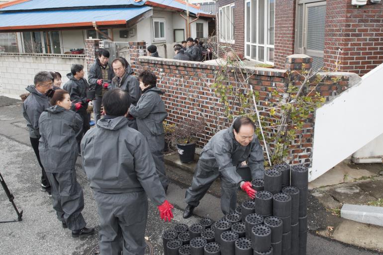 군산시의회, ‘사랑의 연탄 나눔’ 봉사
