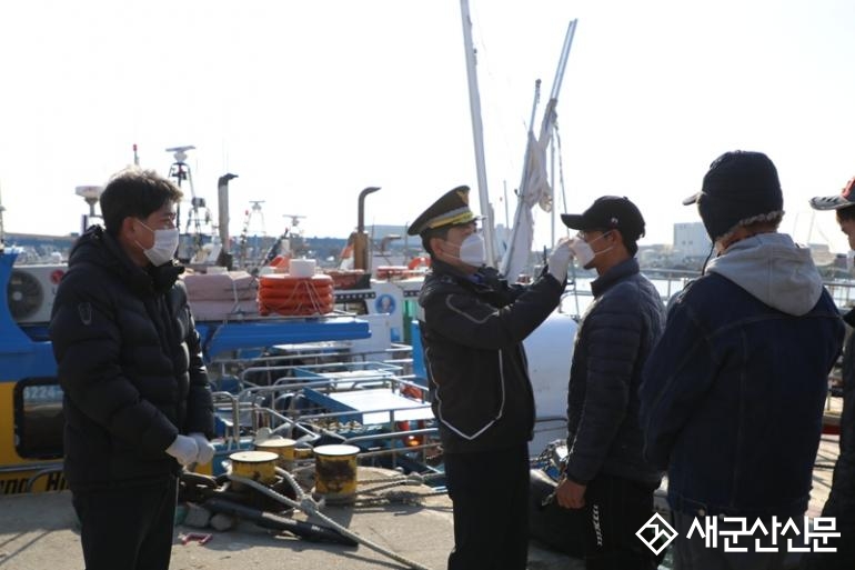 군산해경, 외국인 선원 대상 보건용 마스크 지급