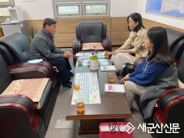군산대위셋사업단, 시립도서관에 도서 기증