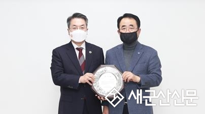 군산시 상인연합회, 곽병선 총장에게 감사패 전달