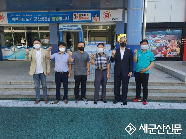 군산시체육회, 금석배 전국학생축구대회 생수 후원