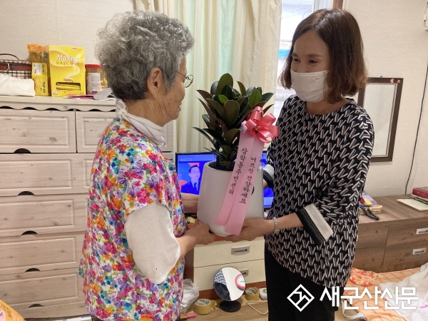삼학동, 독거어르신 반려식물 지원사업