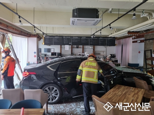 수송동 카페에 차량 돌진