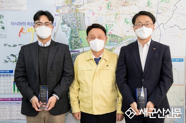 군산시, SK E&S‧㈜언더독스에 감사패 수여