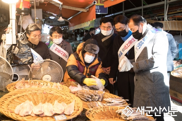 군산시의회, 설맞이 전통시장 장보기 행사