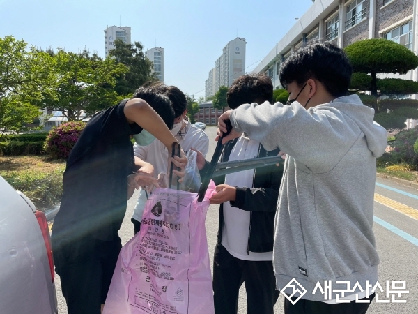 고등학생들이 참여하는 마스크 줍깅