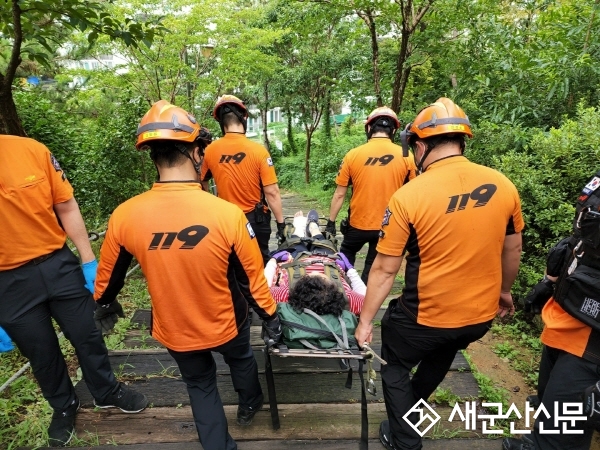 군산소방서, 등산객 실족 부상 구조
