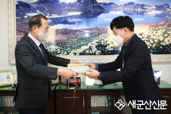군산시의회, 인사권 독립 후 첫 승진 인사 임명장 수여