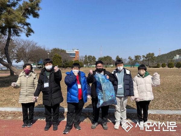 군산시발달장애인평생학습관, 금강 ‘줍깅’ 캠페인