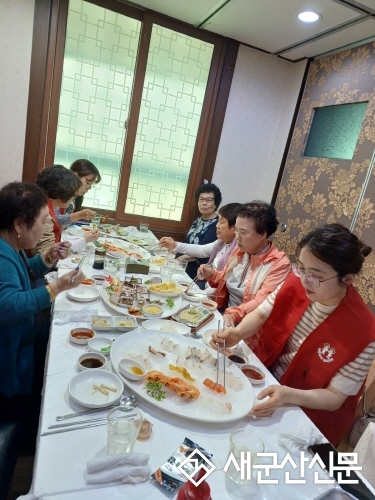 군산의료원 백우회, 독거 어르신 점심 나들이