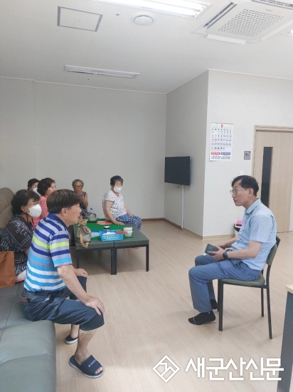 강창완 중앙동장, 경로당 소통행정