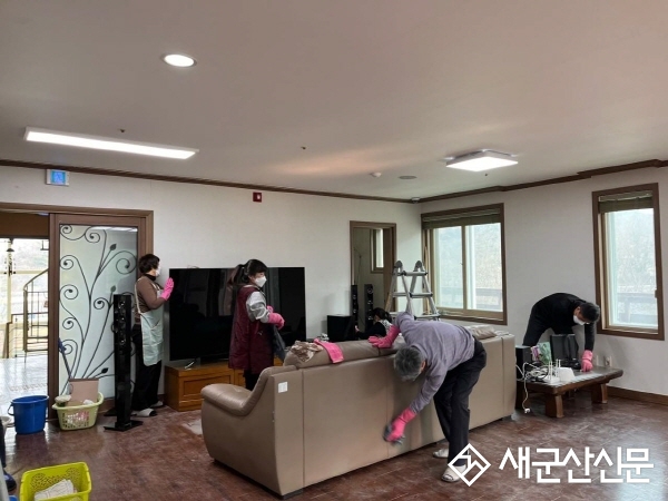 성산면 직원, 나포길벗공동체 자원봉사
