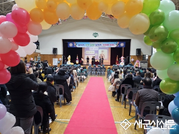 (톡톡 군산) ‘레드카펫 행진’ 군산부설초 제51회 졸업식