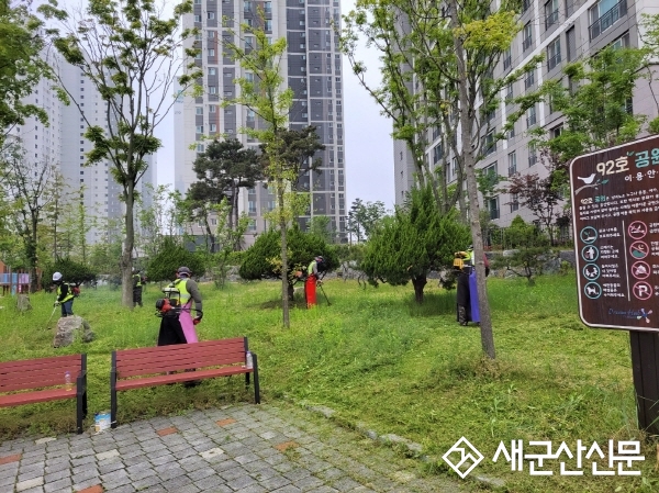 군산시, 시민들 위한 공원 예초 작업 시행
