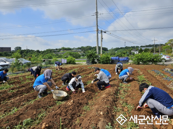 군산종합사회복지관, ‘모두의 마을’ 텃밭에서 감자 수확…세아씨엠 봉사단과 함께 생태공동체의 결실 나눠