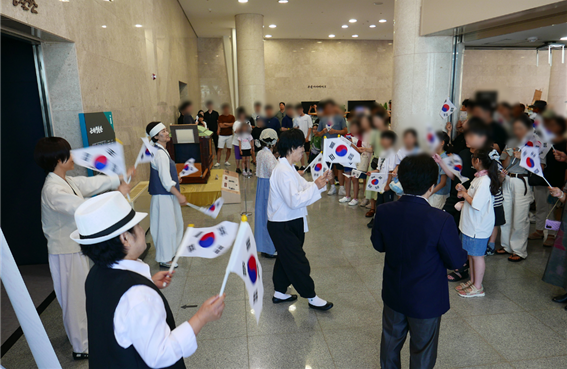 광복절 연휴에 1만 5,000명 몰렸다 군산근대역사박물관, 관광객들의 최고 인기 장소로 각광