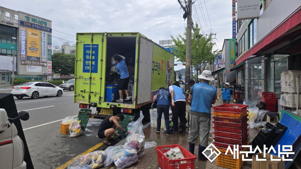 군산시 기록적 폭우 수해복구 안간힘…자원봉사 손길 절실해