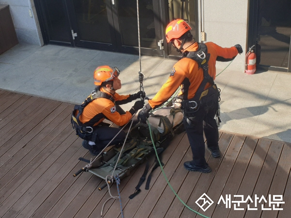 군산소방서,“시민의 생명 지킨다!”군산구조대, 산악사고 대응 역량 강화 훈련