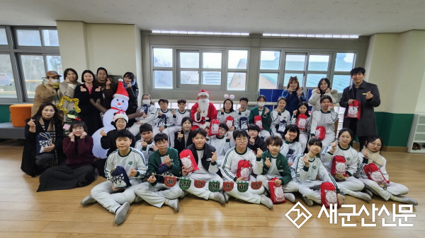 “산타 할아버지가 학교에 오셨어요!” 성탄맞이 사랑 나눔 행사 열려