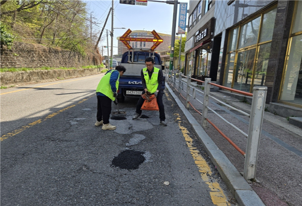 아스콘 수급난 속 도로 긴급 보수 총력 대응