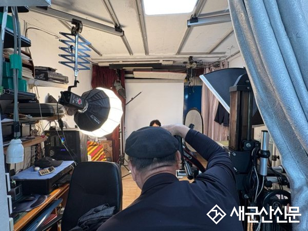 나운2동 행정복지센터와 금호칼라스튜디오, 취약계층 어르신 장수사진 지원