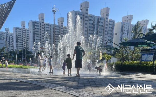 군산예술의전당 바닥분수 본격 운영…도심 속 시원한 여름 피서지