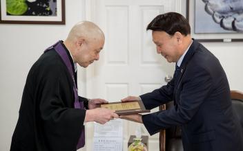 일본 이치노헤 쇼코 스님에게 명예시민증