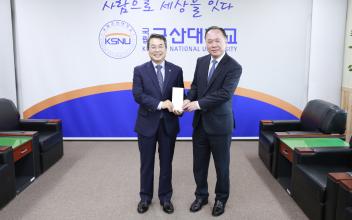 군산대, 베트남 유학생에게 성금 전달