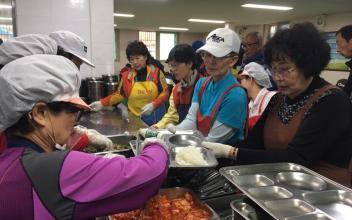 삼학동 경로식당 봉사활동 펼쳐