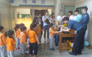 군산경찰서, 꽁당보리 축제 체험 부스 운영