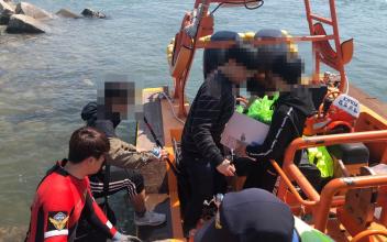 군산해경, 갯바위 고립 낚시꾼 3명 구조