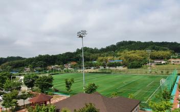 노후화된 축구장 인조잔디 새단장