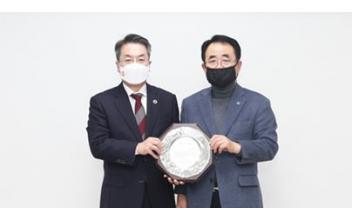 군산시 상인연합회, 곽병선 총장에게 감사패 전달