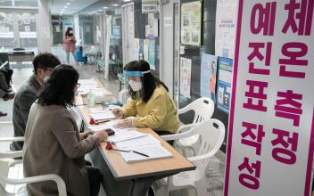 코로나19 백신 전라북도 1호 접종, 군산에서 실시