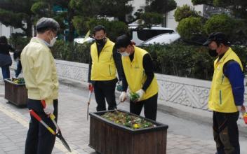 월명동 도시재생 선도지역 꽃 식재와 거리 청소