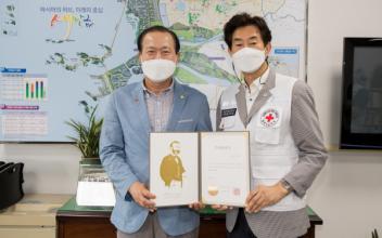군산시의회, 2021 적십자특별회비 전달