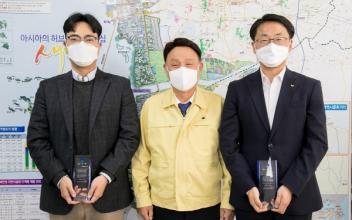 군산시, SK E&S‧㈜언더독스에 감사패 수여