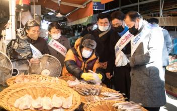 군산시의회, 설맞이 전통시장 장보기 행사