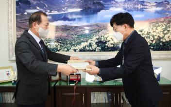 군산시의회, 인사권 독립 후 첫 승진 인사 임명장 수여