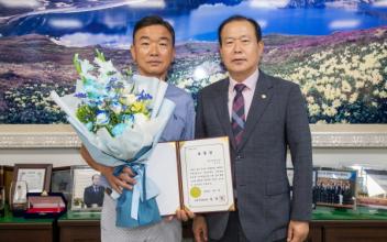 군산시의회, 지역 경제 발전 유공자 표창장 수여