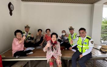 군산경찰서, 추돌방지 반사스티커 부착 및 교통안전 홍보