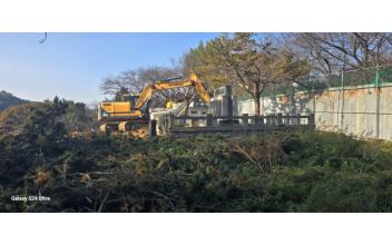 (뉴스초점) 공사 펜스 안에 갇힌 ‘채만식 문학비’ 